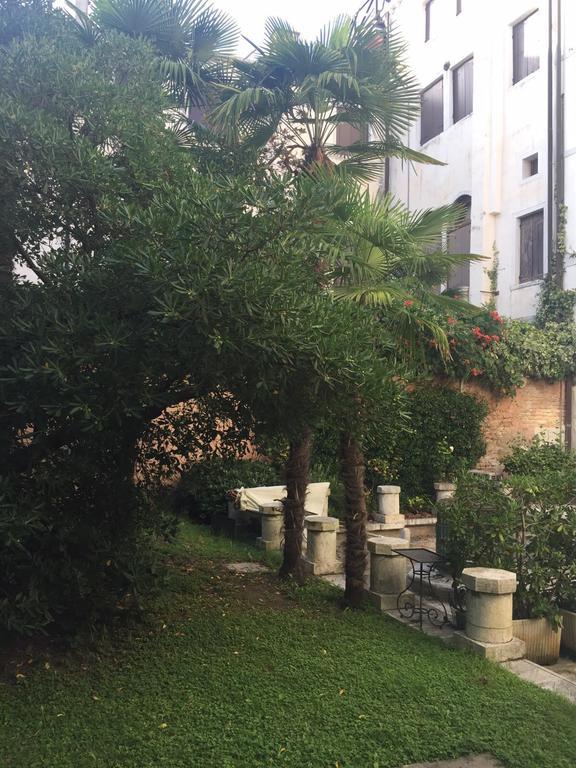 In A Lovely Garden Biennale Flat Венеция Екстериор снимка